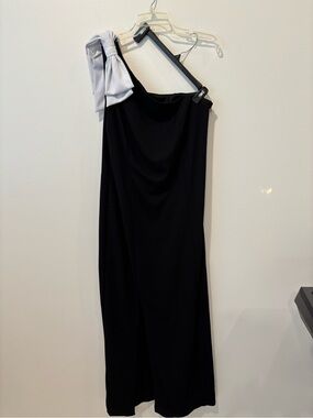 Elegant One-Shoulder Black Dress with Contrast Bow